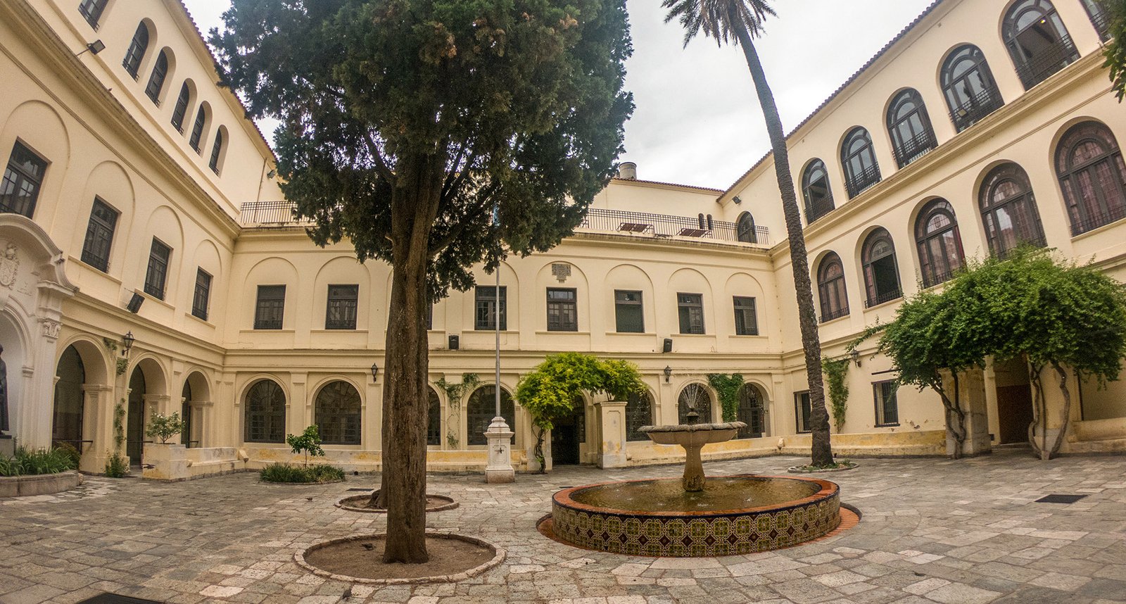 Fachada del Colegio Nacional de Monserrat